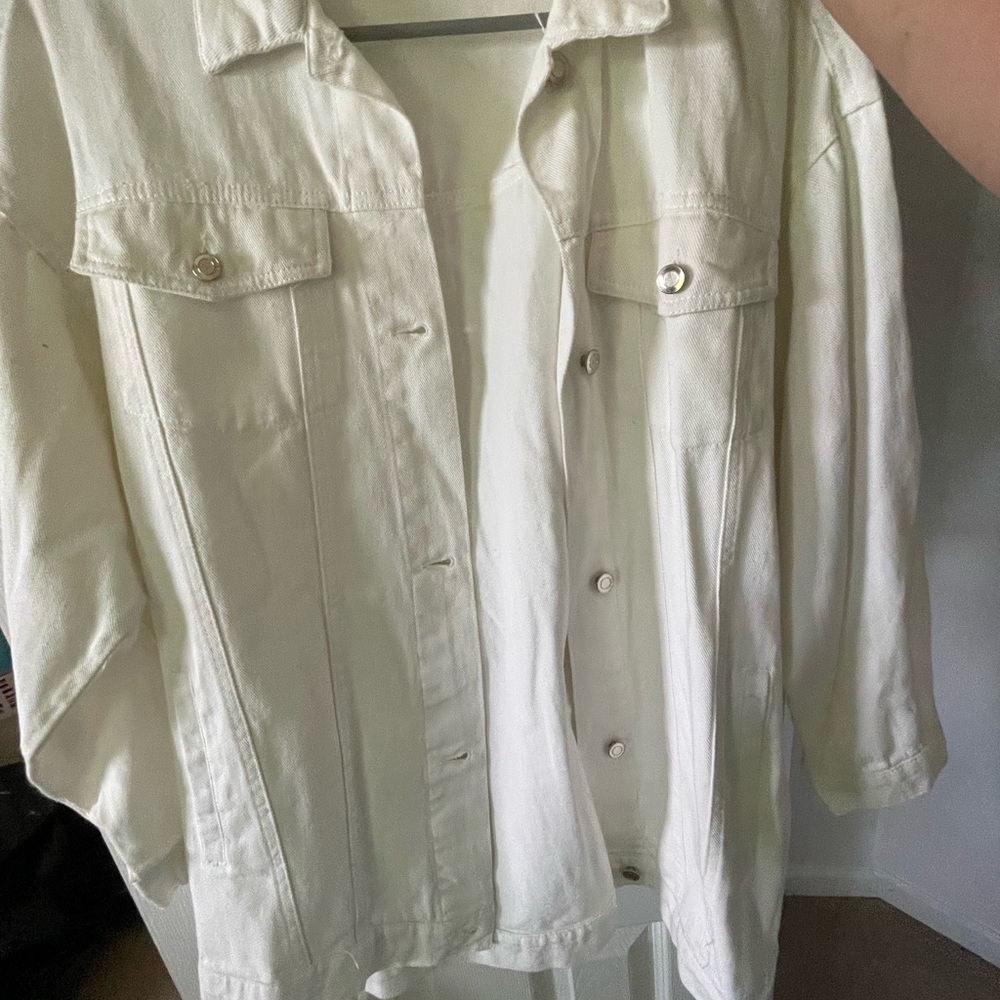 Pretty white jacket with belt
